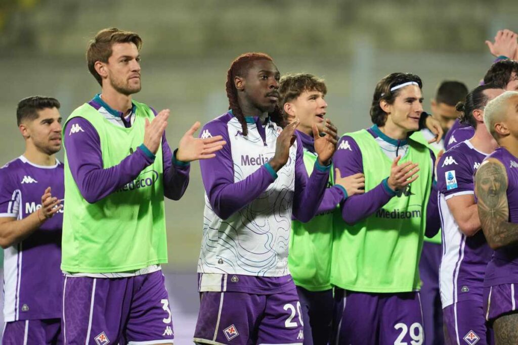 I giocatori della Fiorentina ringraziano i tifosi al termine della gara col Pisa (ANSA) - FiorentinaUno.com