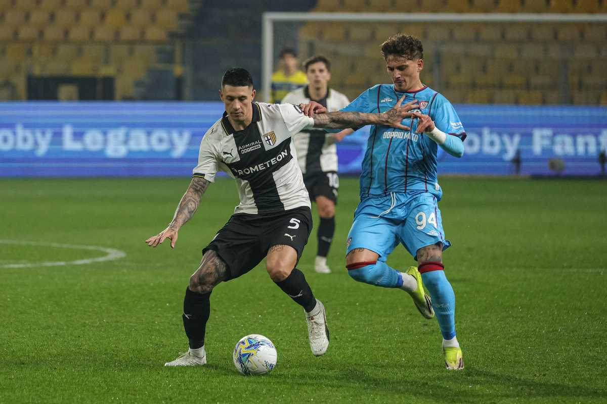 Lautaro Valenti difende palla durante Parma-Cagliari (ANSA) - FiorentinaUno.com