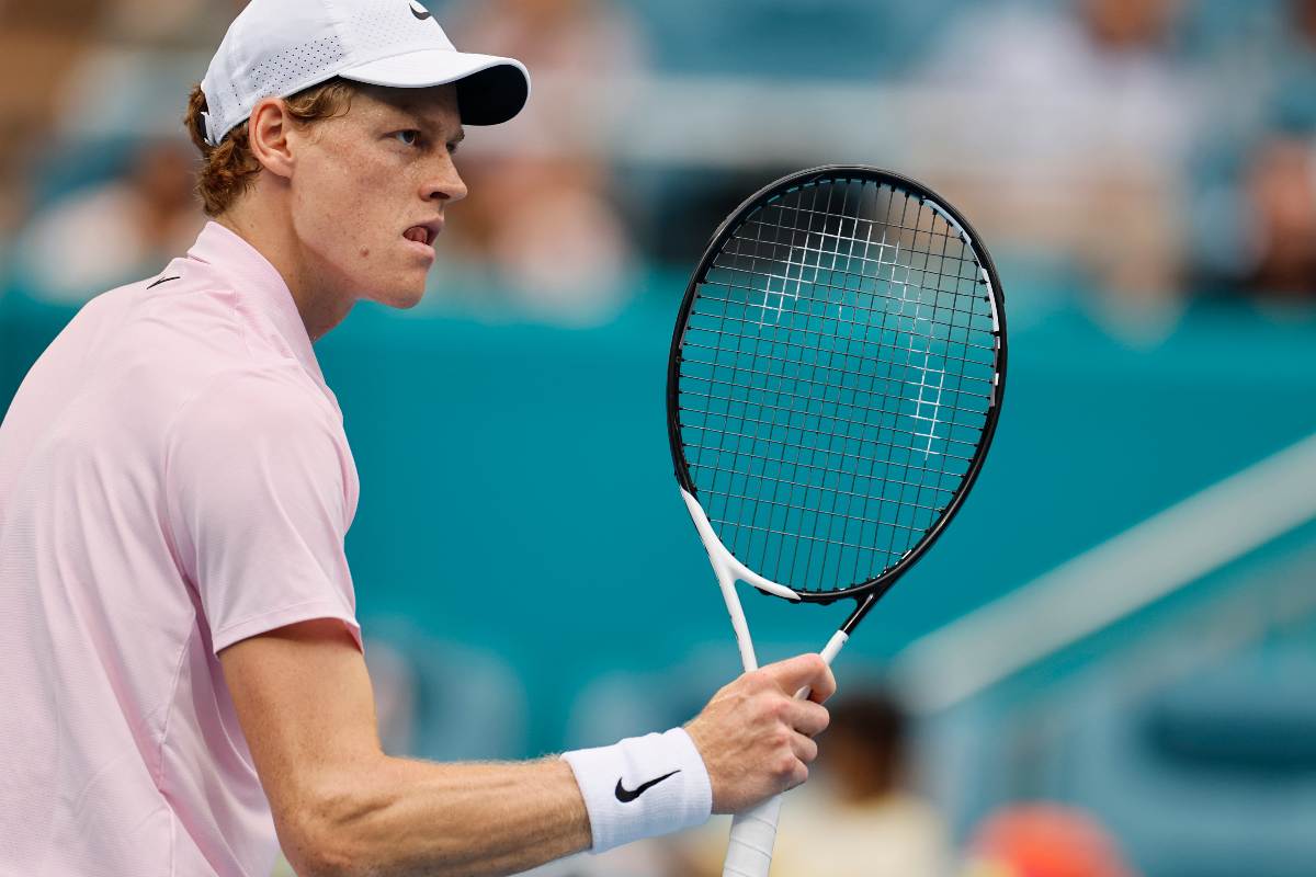 jannik sinner primo piano con la racchetta
