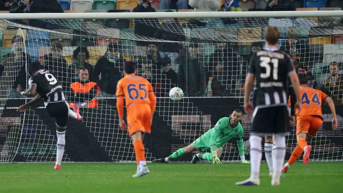 giocatori in campo udinese fiorentina
