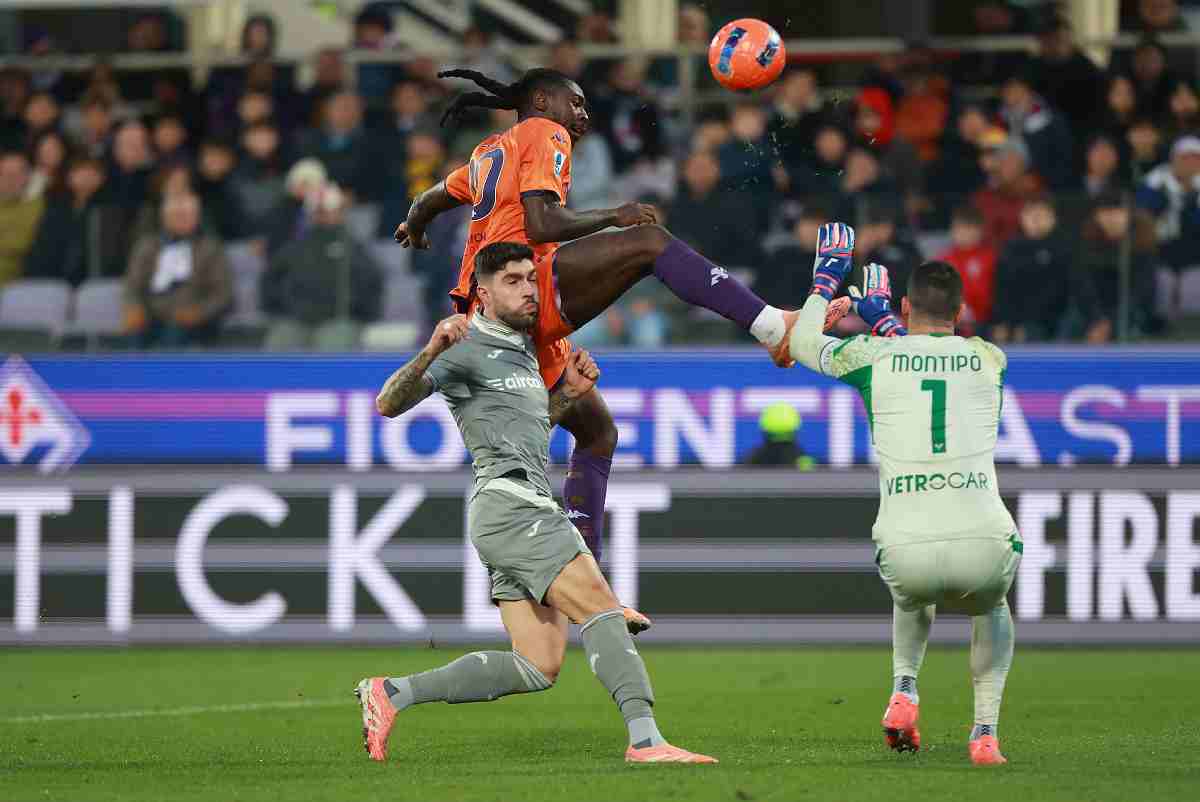 Kean contende il pallone