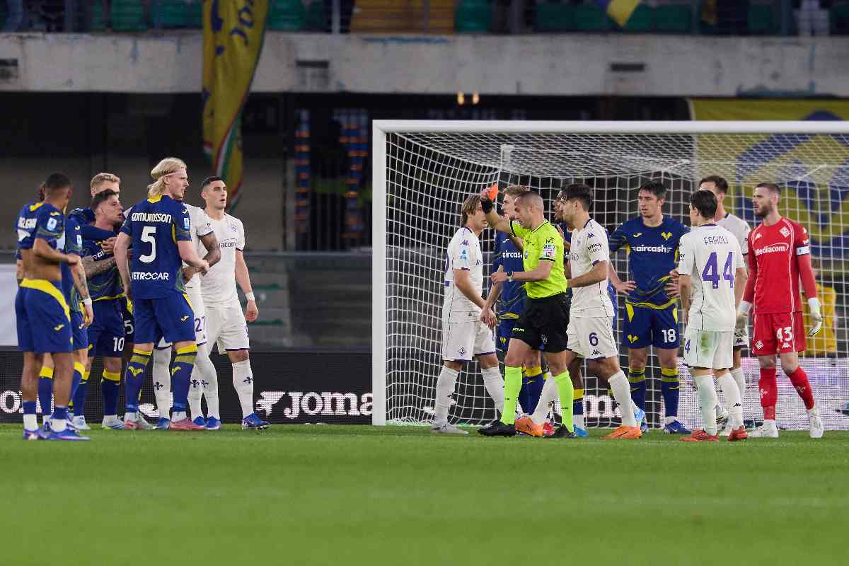 Guida espelle due giocatori