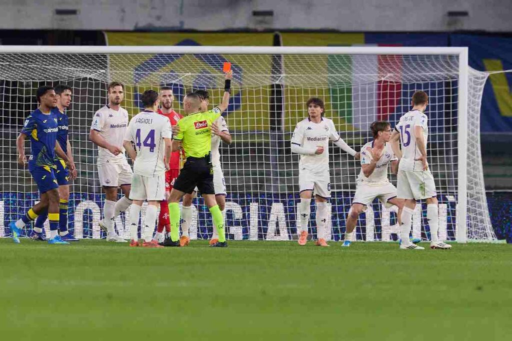 Guida espelle due giocatori