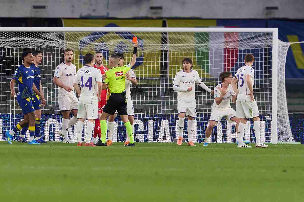 Guida espelle due giocatori