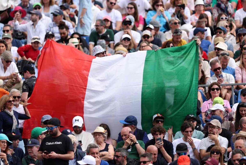 italia bandiera con i tifosi
