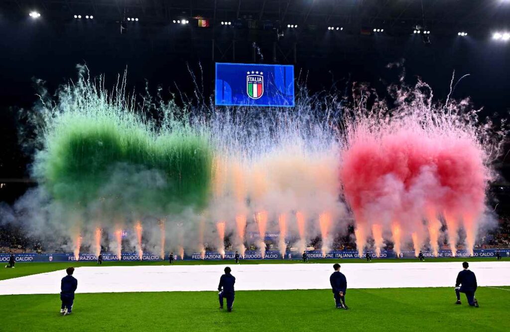 campo di calcio con colori italia