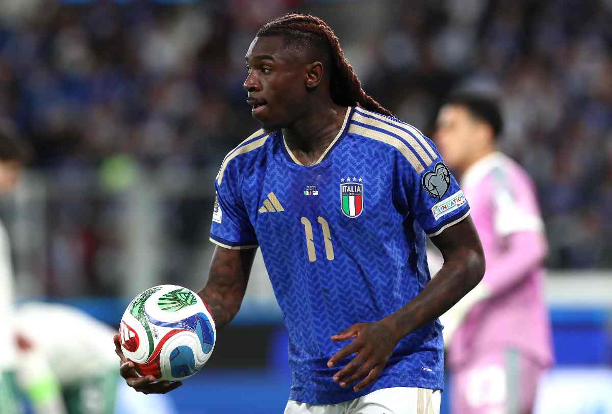 moise kean con la palla in mano e la maglia azzurra dell'italia