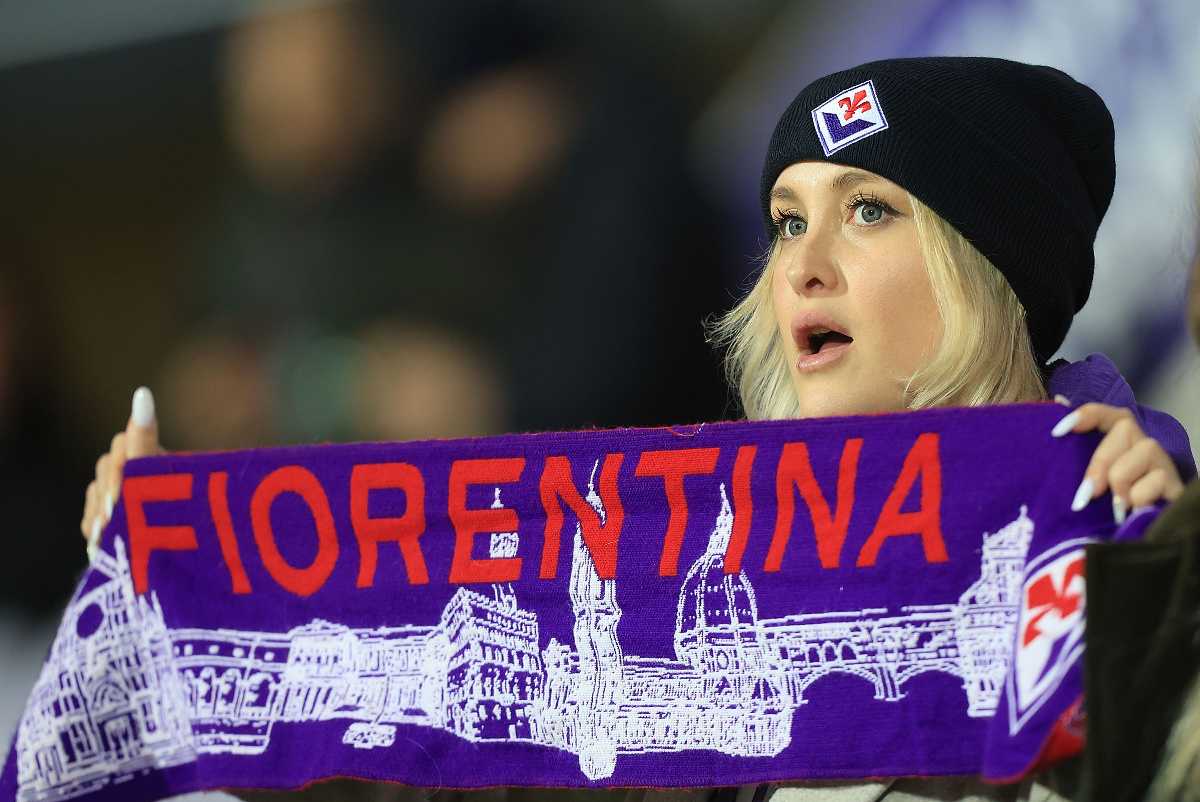 ragazza con sciarpa fiorentina