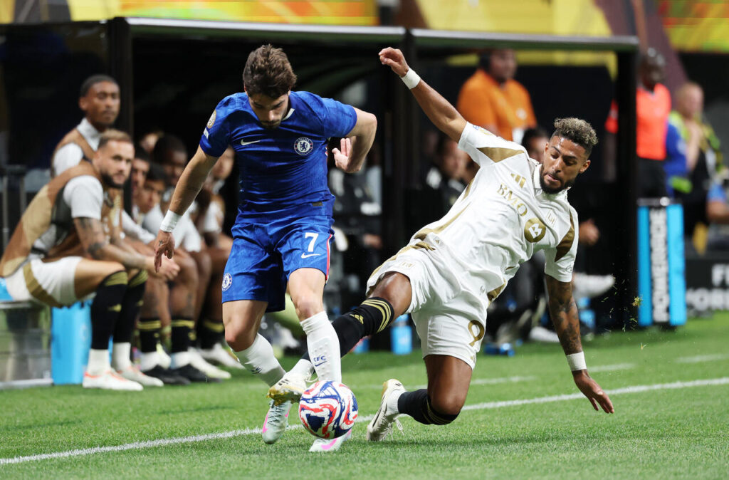 Pedro Neto e Denis Bouanga