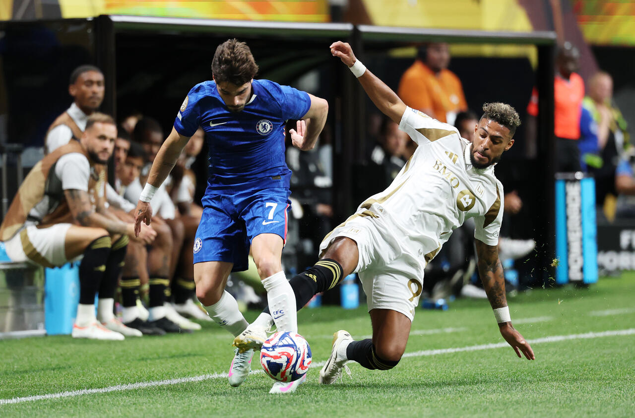 Pedro Neto e Denis Bouanga