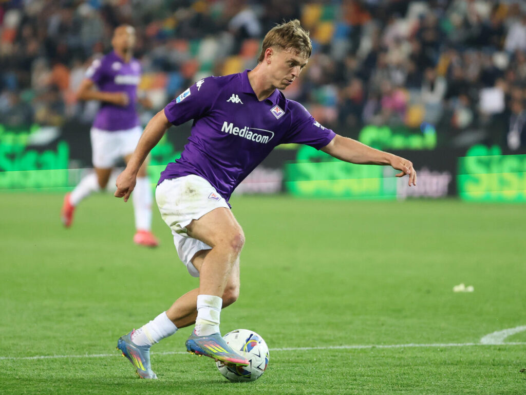 UDINE, ITALY - MAY 25: Albert Gudmundsson of Fiorentina in action during the Serie A match between Udinese and Fiorentina